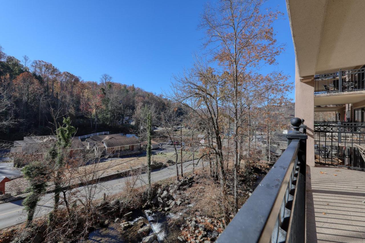 Riverside Escape & Roaring Romance Gatlinburg Exterior photo